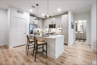 Building Photo - 541 J Pl
