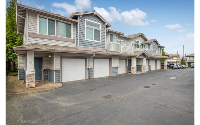 Building Photo - Bright 2BR / 2BA End-Unit Tanasbourne Condo w/ High Ceilings, Gas Fireplace, Private Balcony + At...