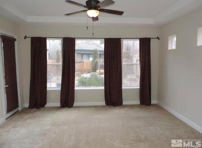 Foto del edificio - Large Home located in the Gated Community ...