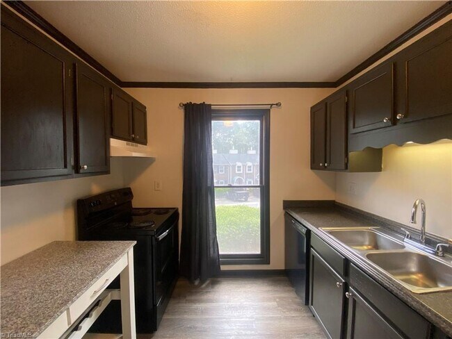 Foto del edificio - 310 Mar-Don Hills Ct