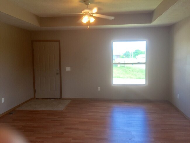 Building Photo - 2 bedroom 2 bath duplex in Clever!