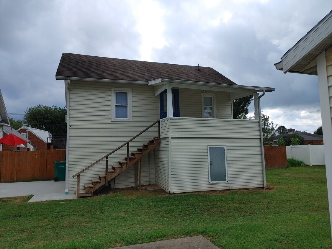 811 1/2 28th St, Vienna, WV 26105 House Rental in Vienna, WV