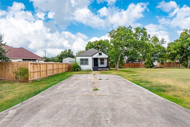 Building Photo - 727 Park Dr