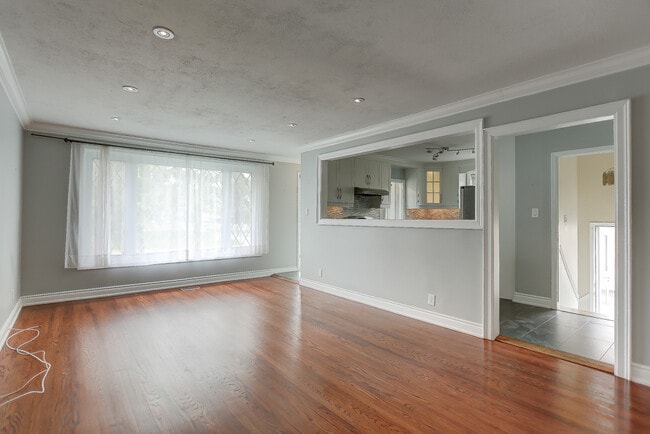 Building Photo - 1-894 Krosno Blvd Pickering Ontario L1W 1H4