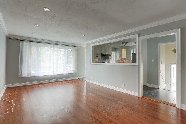 Photo du bâtiment - 1-894 Krosno Blvd Pickering Ontario L1W 1H4