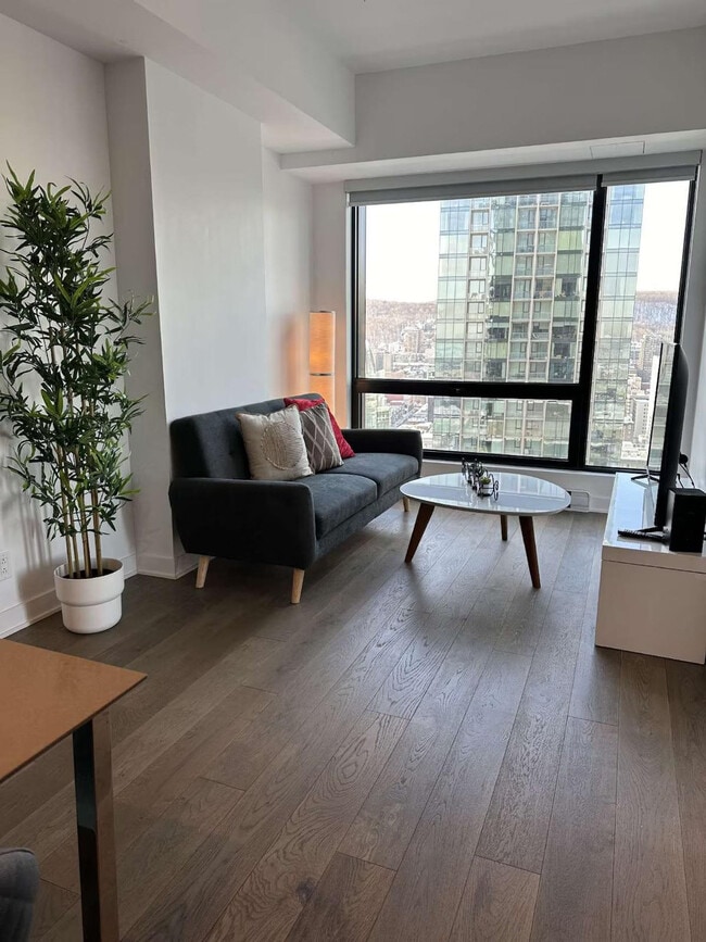 Building Photo - 1070 Rue Drummond-SI ID1261848P