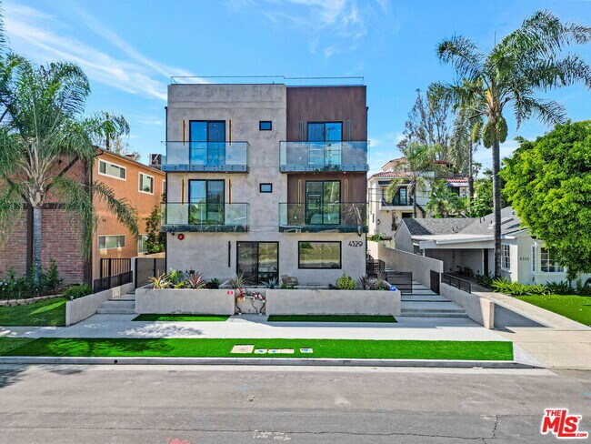 Foto del edificio - 4329 Radford Ave