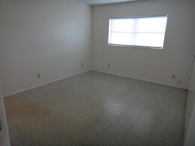 Building Photo - 2527 Emory Dr W