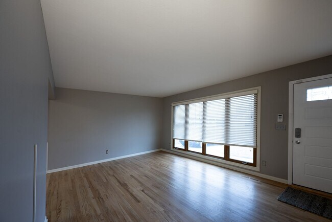 Building Photo - 3 Bedroom Ranch With Modern Updates!!