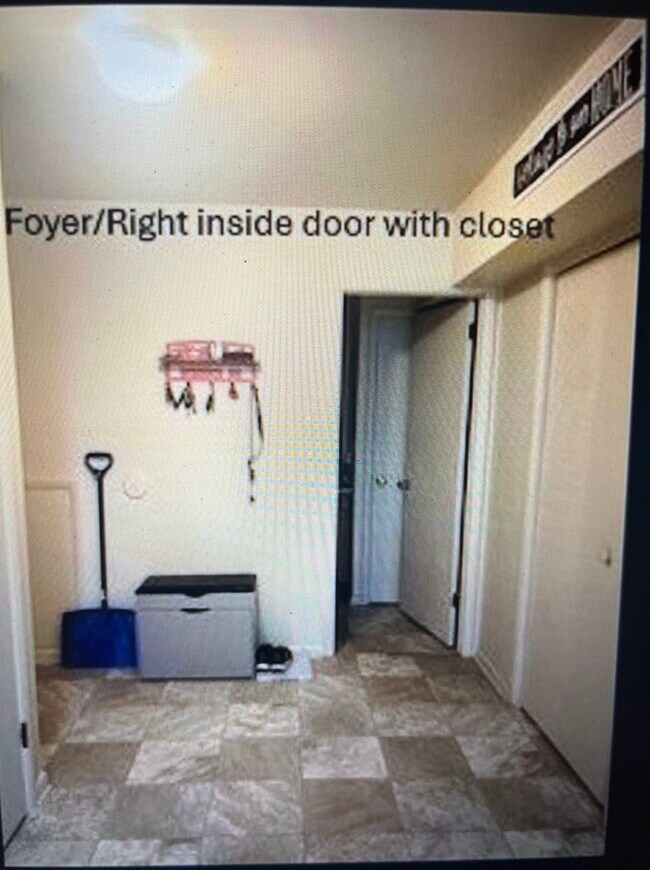foyer as you entry front door - 420 E Cumberland St