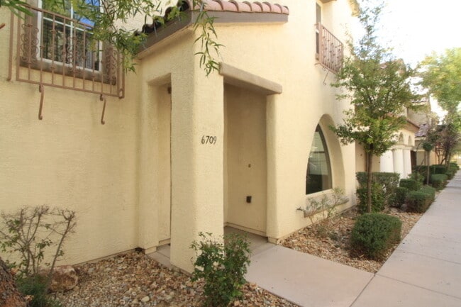 Building Photo - 6709 N Bluebell Garden St