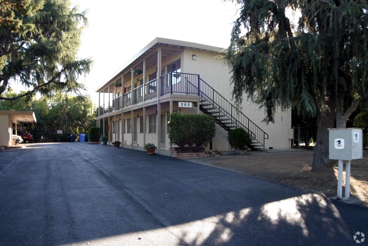 Foto del edificio - 382 N Fairoaks Ave