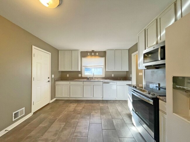 Building Photo - Spacious  **ACCESSIBLE** 4 Bedroom in Edin...