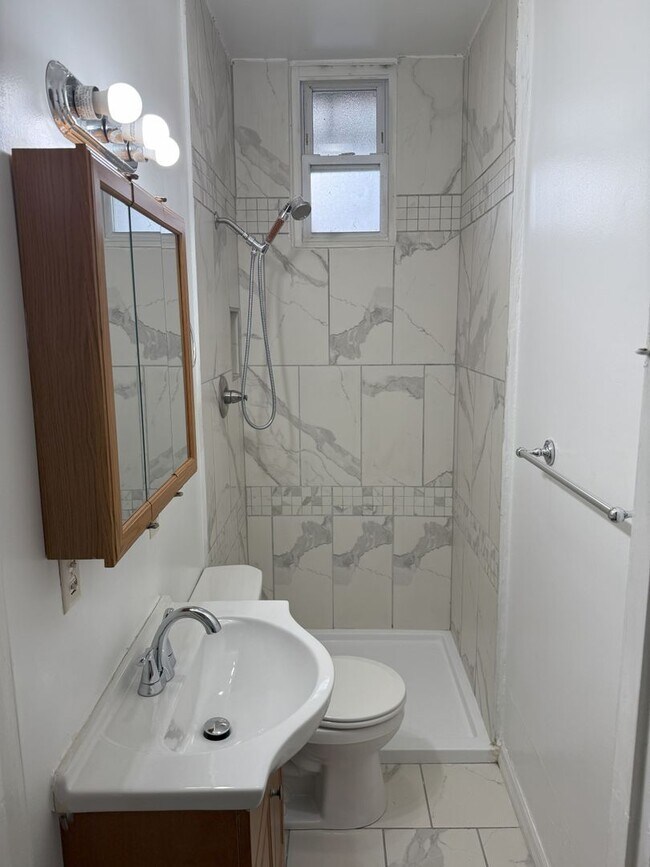 Foto del edificio - 374 Meyran Ave