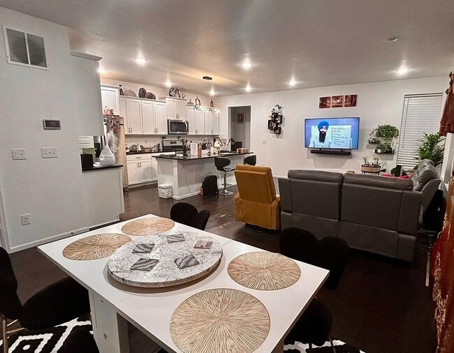 Building Photo - Senderos Creek 3bd paired home