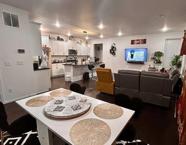 Foto del edificio - Senderos Creek 3bd paired home