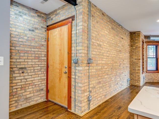 Building Photo - 7020 N Paulina St