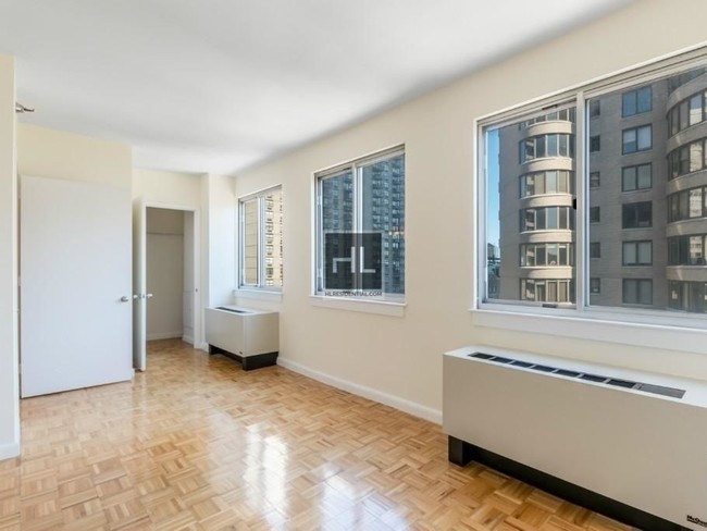 Building Photo - Spacious Duplex 1BR/1.5BA – 890 SF!! - NO FEE