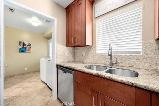 Foto del edificio - 10732 Lindesmith Ave