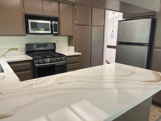 Foto del edificio - "Charming 3-Bed, 3-Bath Townhouse with Guest Suite & Fireplace in Carlsbad Oasis!"