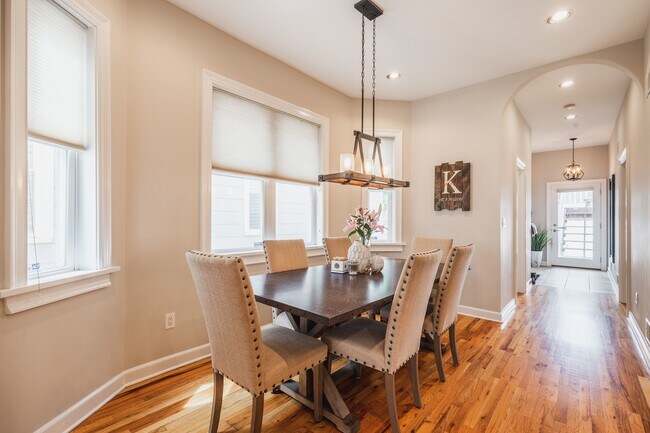 Dining - 1675 N Franklin Pl