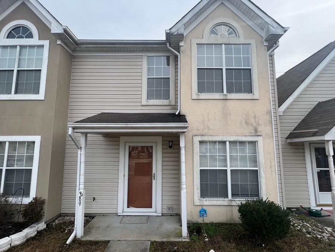 Primary Photo - Townhouse For Rent in Virginia Beach