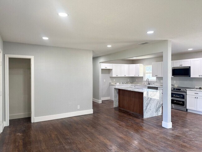 Foto del edificio - 4 Bedroom / 3 Full Bath / Huge Yard