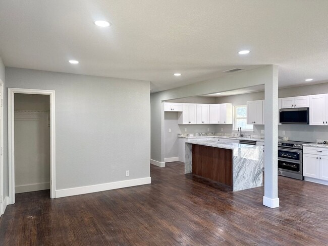 Photo - 4 Bedroom / 3 Full Bath / Huge Yard House