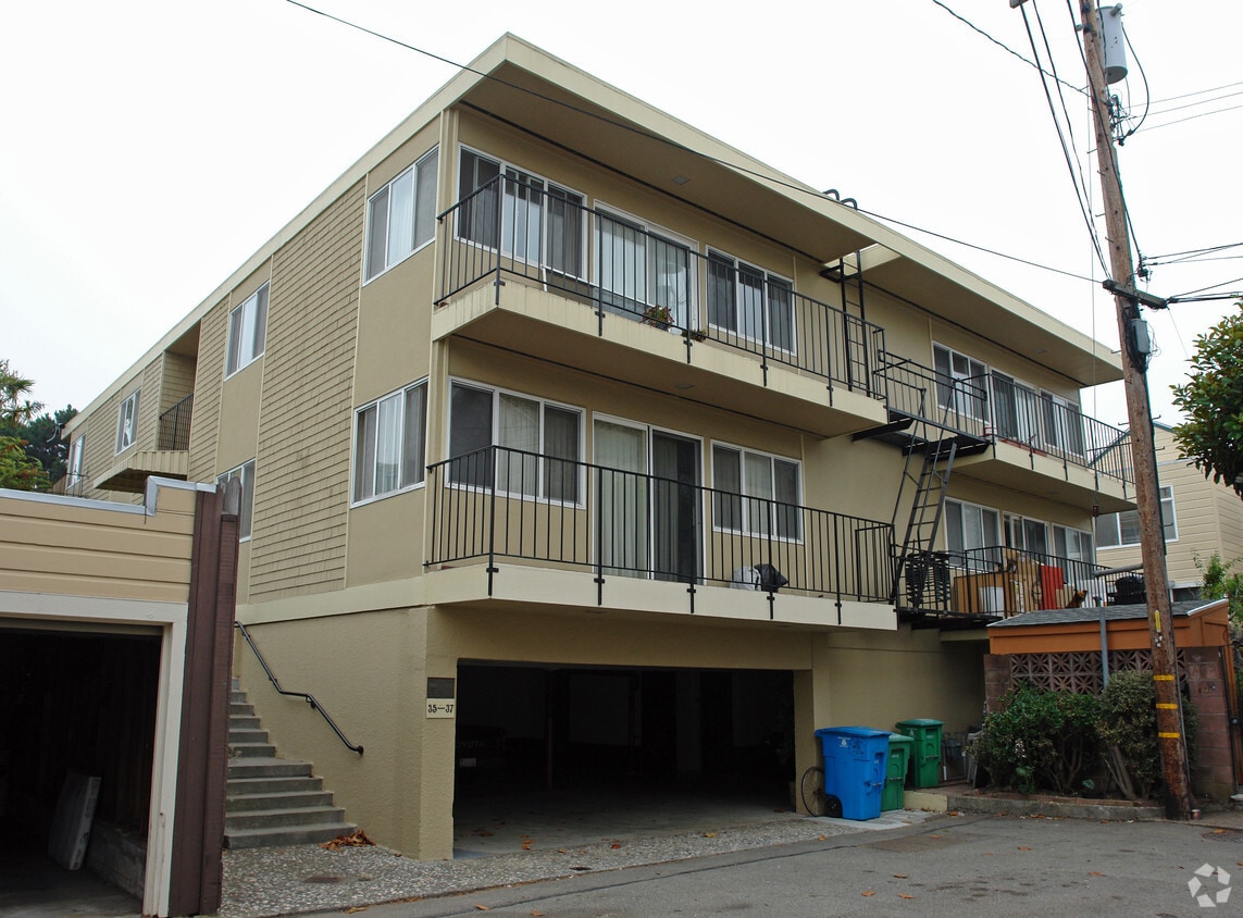 Building Photo - 35-37 Tacoma St
