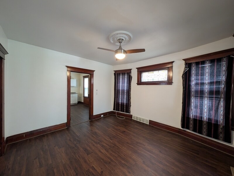 Primary Photo - 108 Urban St