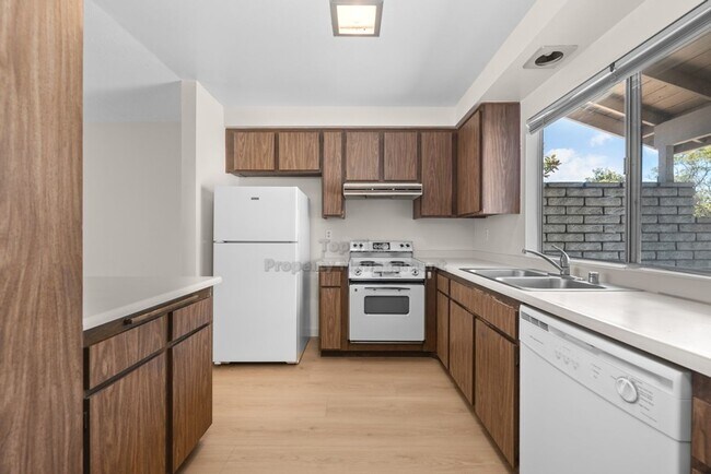 Building Photo - Beautiful Single-Story End Unit in Vista d...