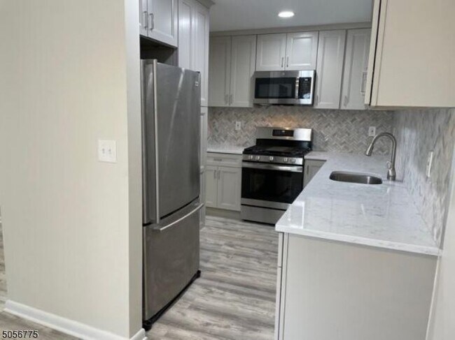 Foto del edificio - 39 Woodland Dr