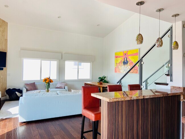 Bar - 1021 N Crescent Heights Blvd