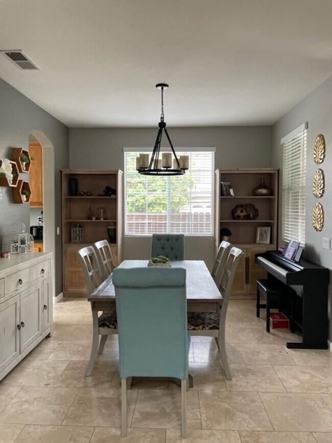 Building Photo - Beautiful 4 Bdrm, 2.5 Ba, Two story 1,912 ...