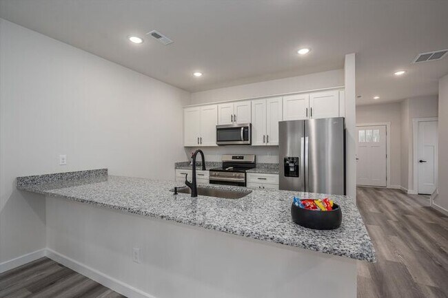 Building Photo - Brand-New Luxury Townhomes – Move-In Speci...