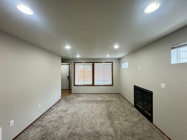 Building Photo - COZY TOWNHOUSE HOME