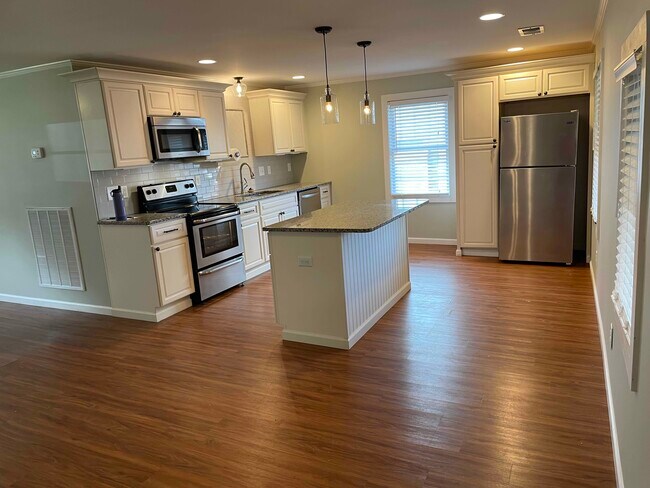 Building Photo - 609 West End Cir