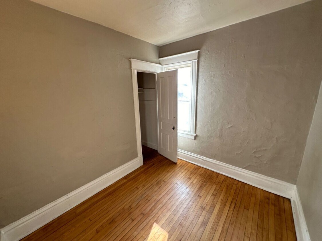 Foto principal - 633-635 W Clarke St. - Duplex