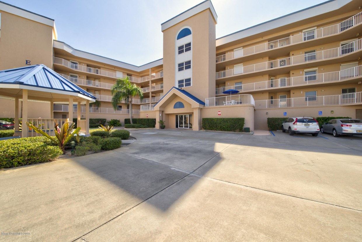 Primary Photo - 605 Shorewood Dr