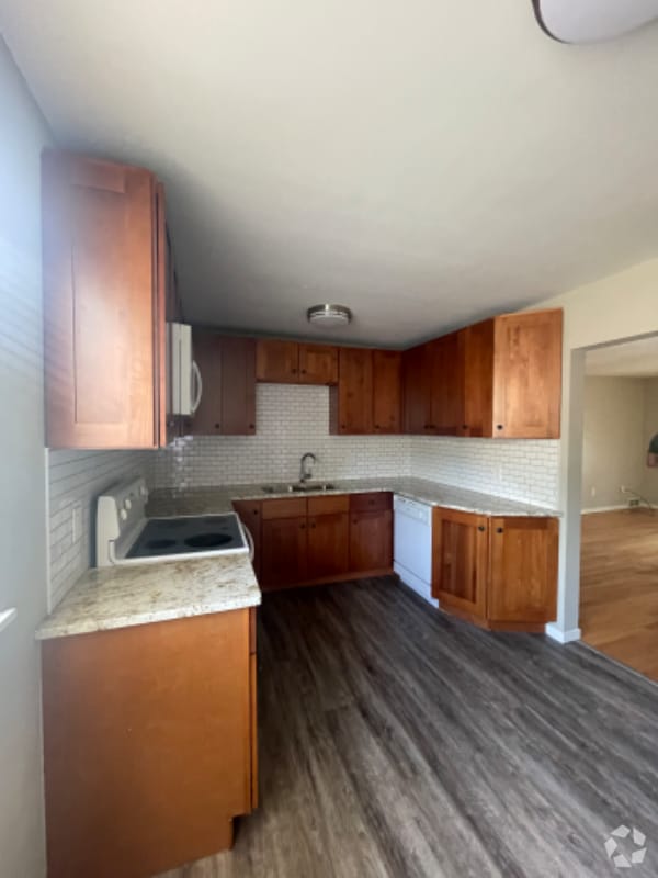 Woodwardside Apartments for Rent with Hardwood Floors Royal Oak, MI