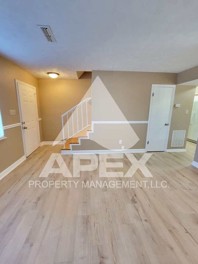 Building Photo - 3 Bed/ 2.5 Ba home w/Hardwood floors, Fire...