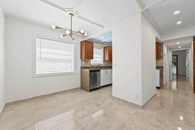Building Photo - 551 Normandy L