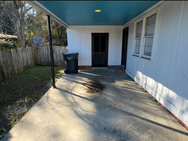 Foto del edificio - 3012 Pinewood Dr
