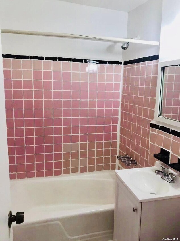 Foto del edificio - 84-11 Elmhurst Ave