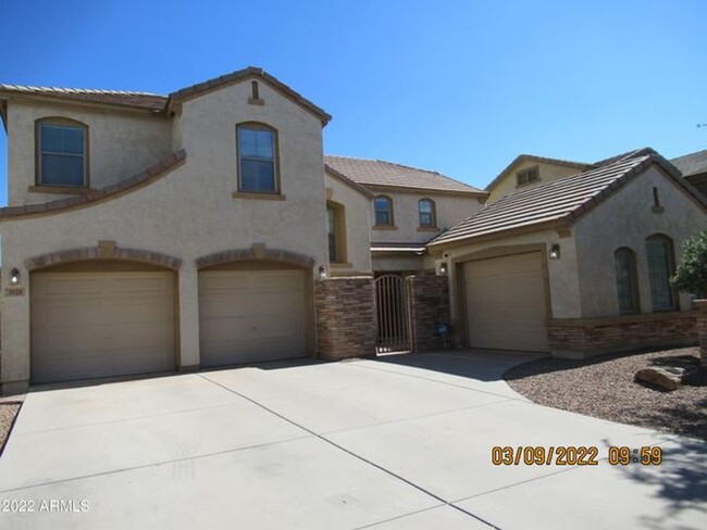 Building Photo - Grand 5 bedroom/ 3 bath home with communit...