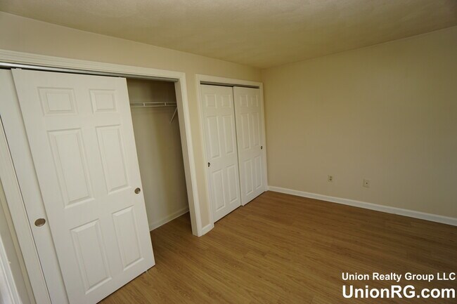 Building Photo - 17 Christina Cir