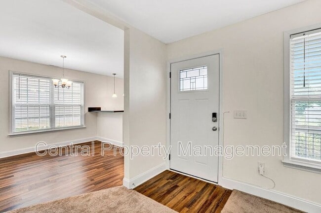 Building Photo - 121 Crown Ct