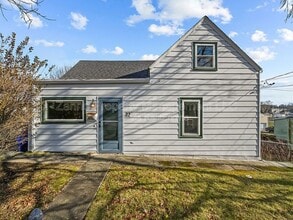 Building Photo - 22-23 Third School St