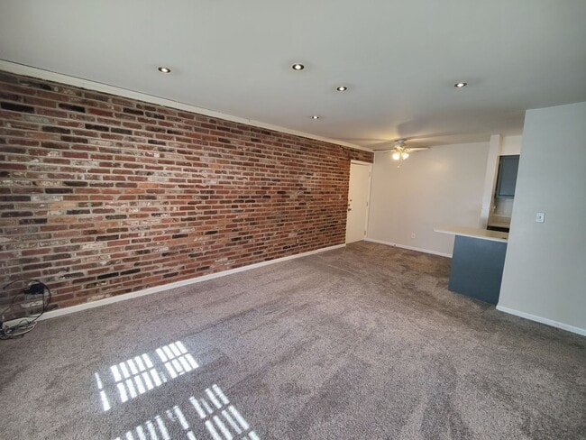 Building Photo - *Updated 1BD/1BA Condo Available in Scott ...