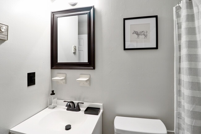 Building Photo - 706 Grant Ave